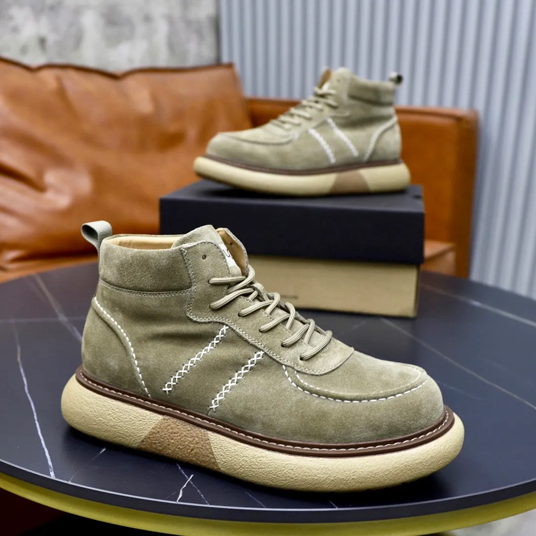 Ex-factory price: 640💰Thick wool imported from Australia Brand: UGG genuine purchasing agent Size: 38-44 Grade: Official website 1:1 Material: First layer of genuine leather waterproof and antifreeze upper Real wool lining Original non-slip soft wear-resistant outsole Style category: Men's casual shoes Trendy style Comfortable on the feet Color: Official website color synchronization
